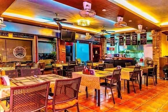 Jolly & Restaurant บ้านพัก Pattaya