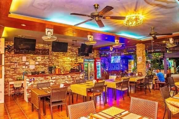 Jolly & Restaurant บ้านพัก Pattaya