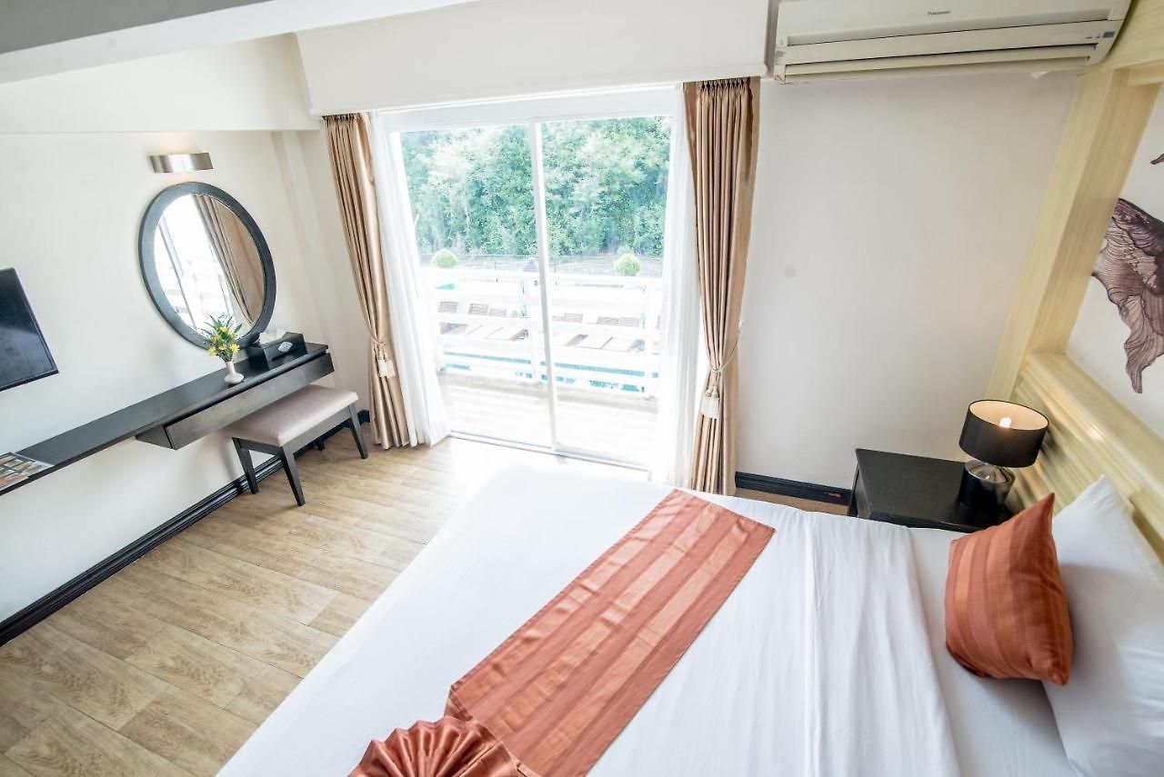 Sea Breeze Jomtien โรงแรม 4*