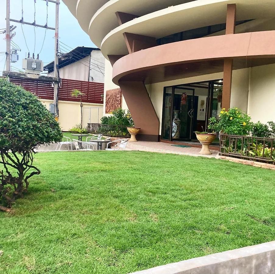 Dee Budget Hotel by Dang โรงแรมดีบัดเจดโฮเทลพัทยาบายแดง อพาร์ตโฮเทล *