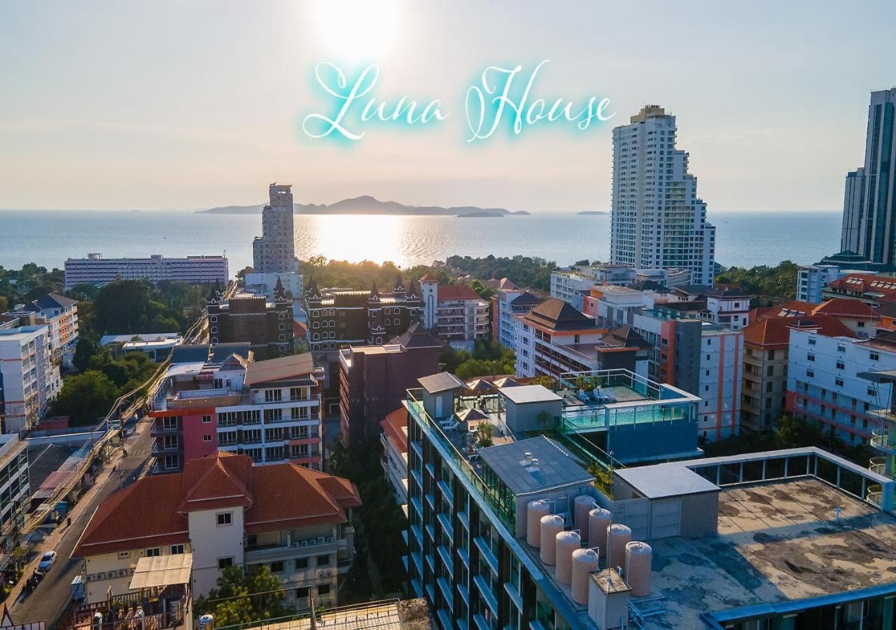 วันหยุดที่บ้าน 4 Bedroom Town With Private Pool Pattaya