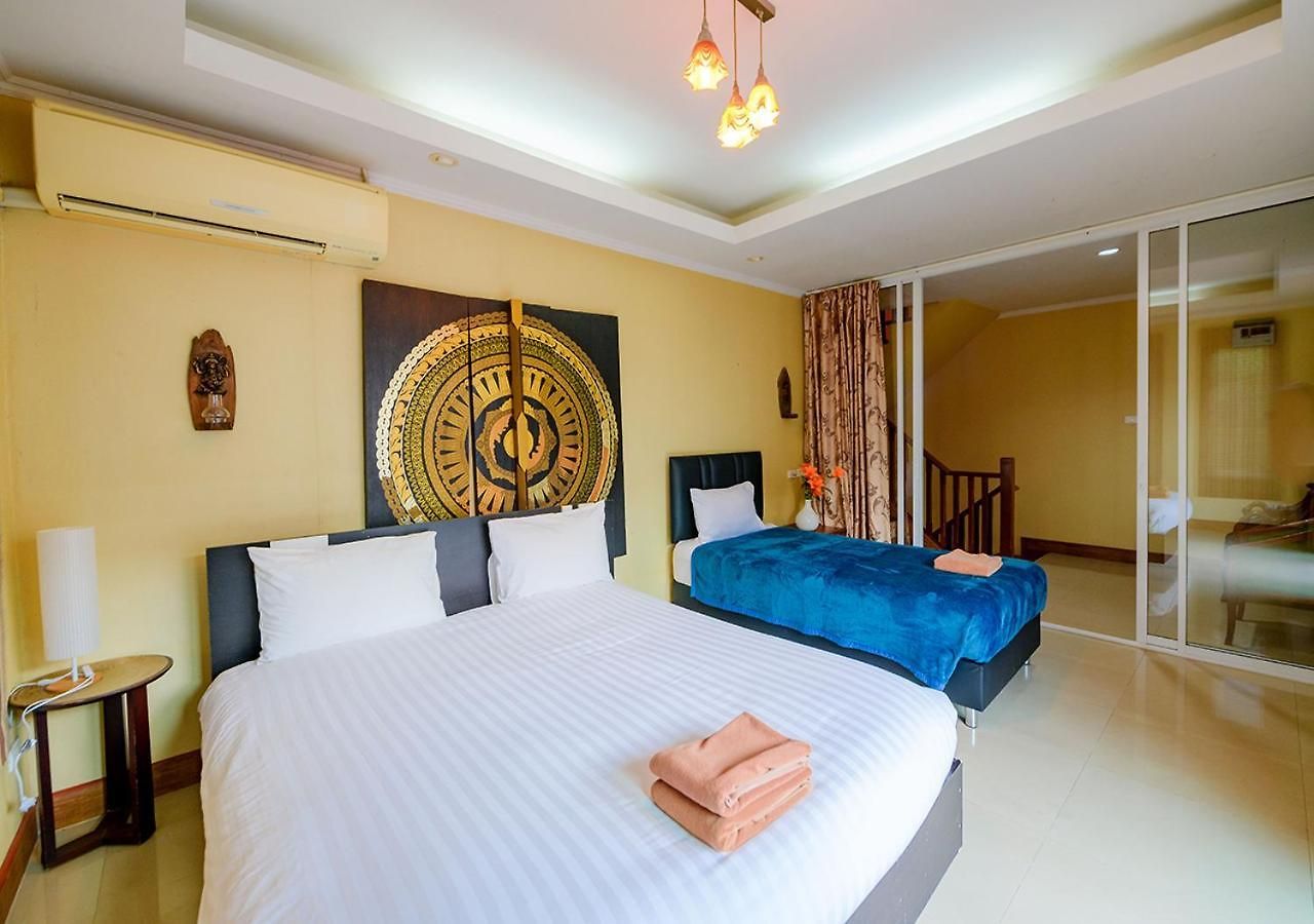 วันหยุดที่บ้าน 4 Bedroom Town With Private Pool Pattaya