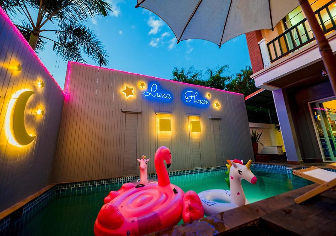 วันหยุดที่บ้าน 4 Bedroom Town With Private Pool