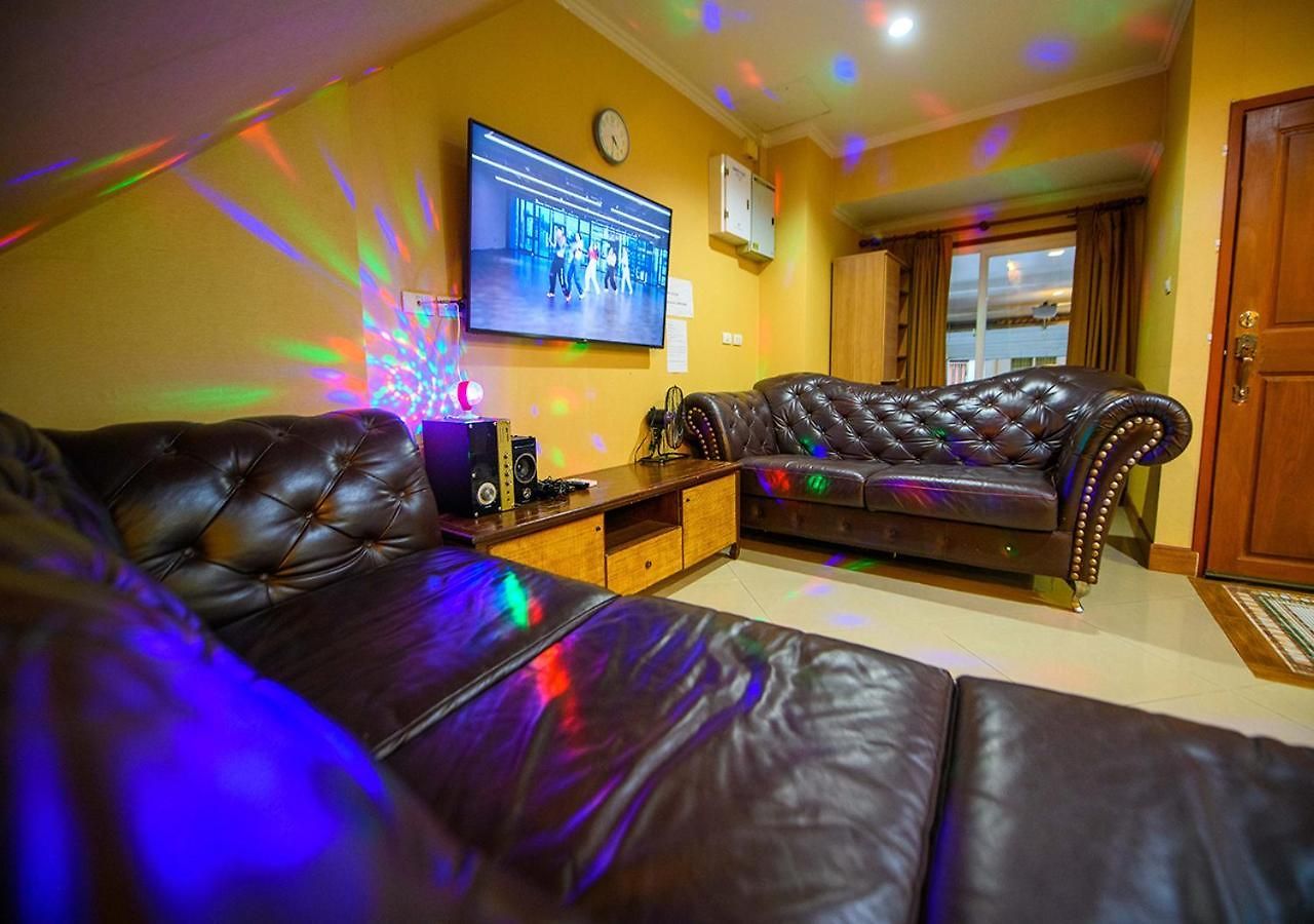 วันหยุดที่บ้าน 4 Bedroom Town With Private Pool Pattaya