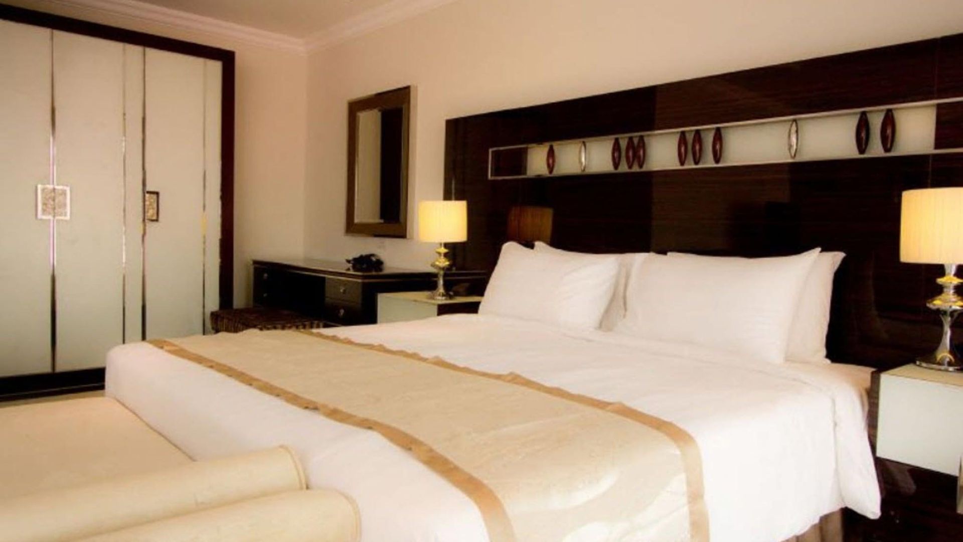 โรงแรม แอลเค รอยอล วิง 3*