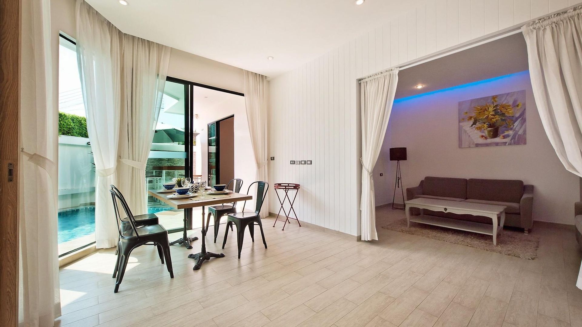 Tropicana Pool โรงแรม