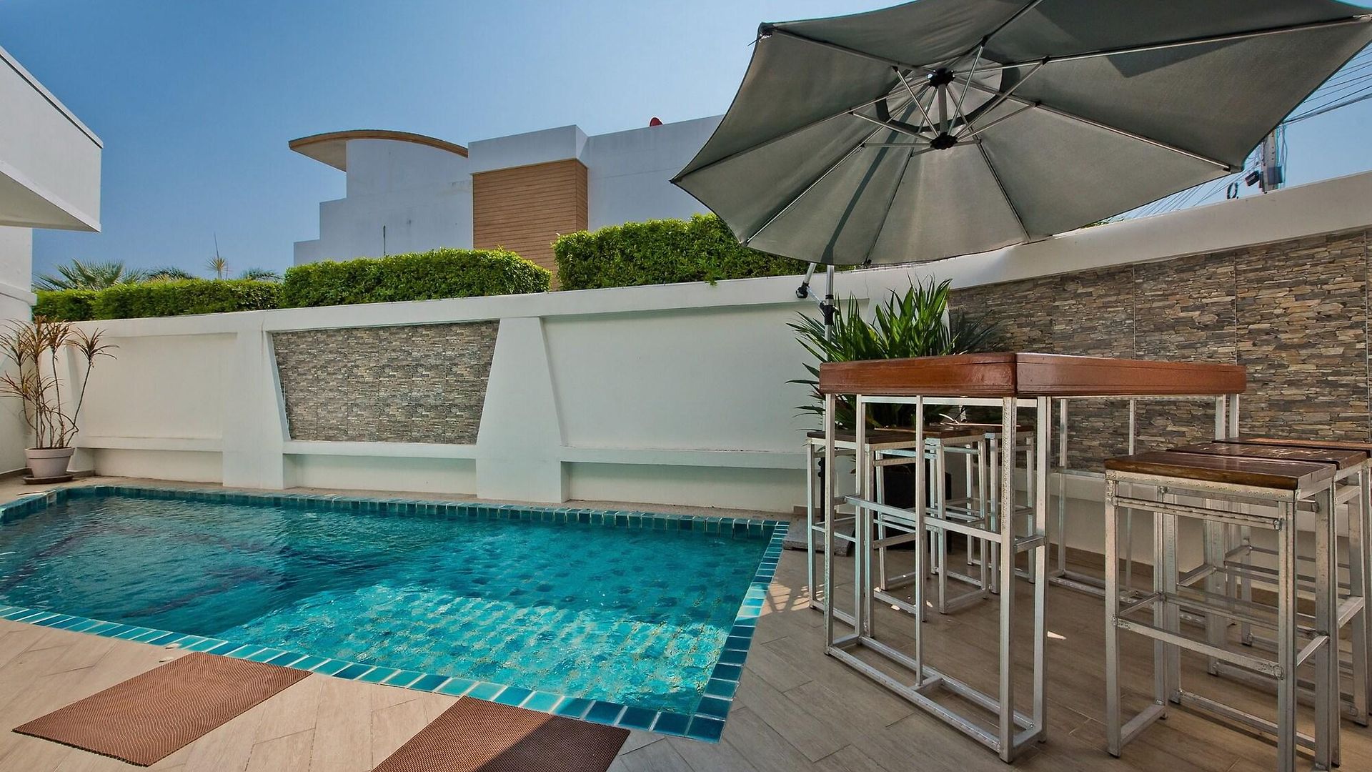 Tropicana Pool โรงแรม