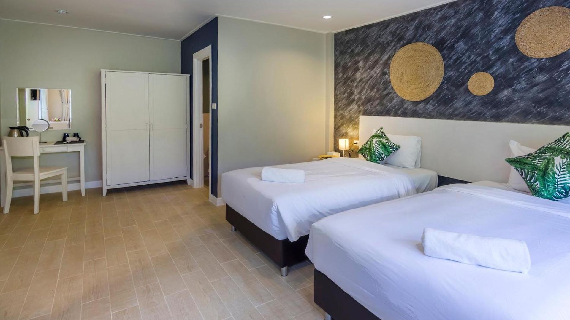 โรงแรม Let's Hyde & - Pool 4*