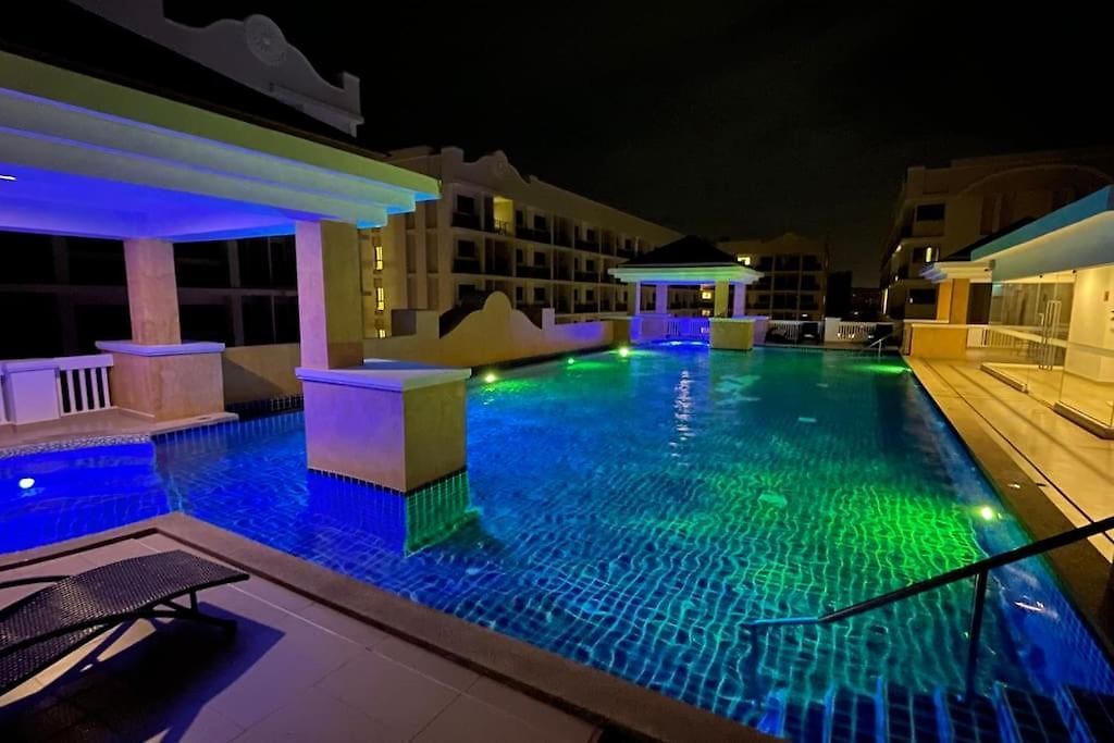 อพาร์ทเม้น Exclusive Arcadia - Amazing Pools & Gardens, Gym, Sauna, Waterfalls, Jacuzzi, Fast Internet Pattaya