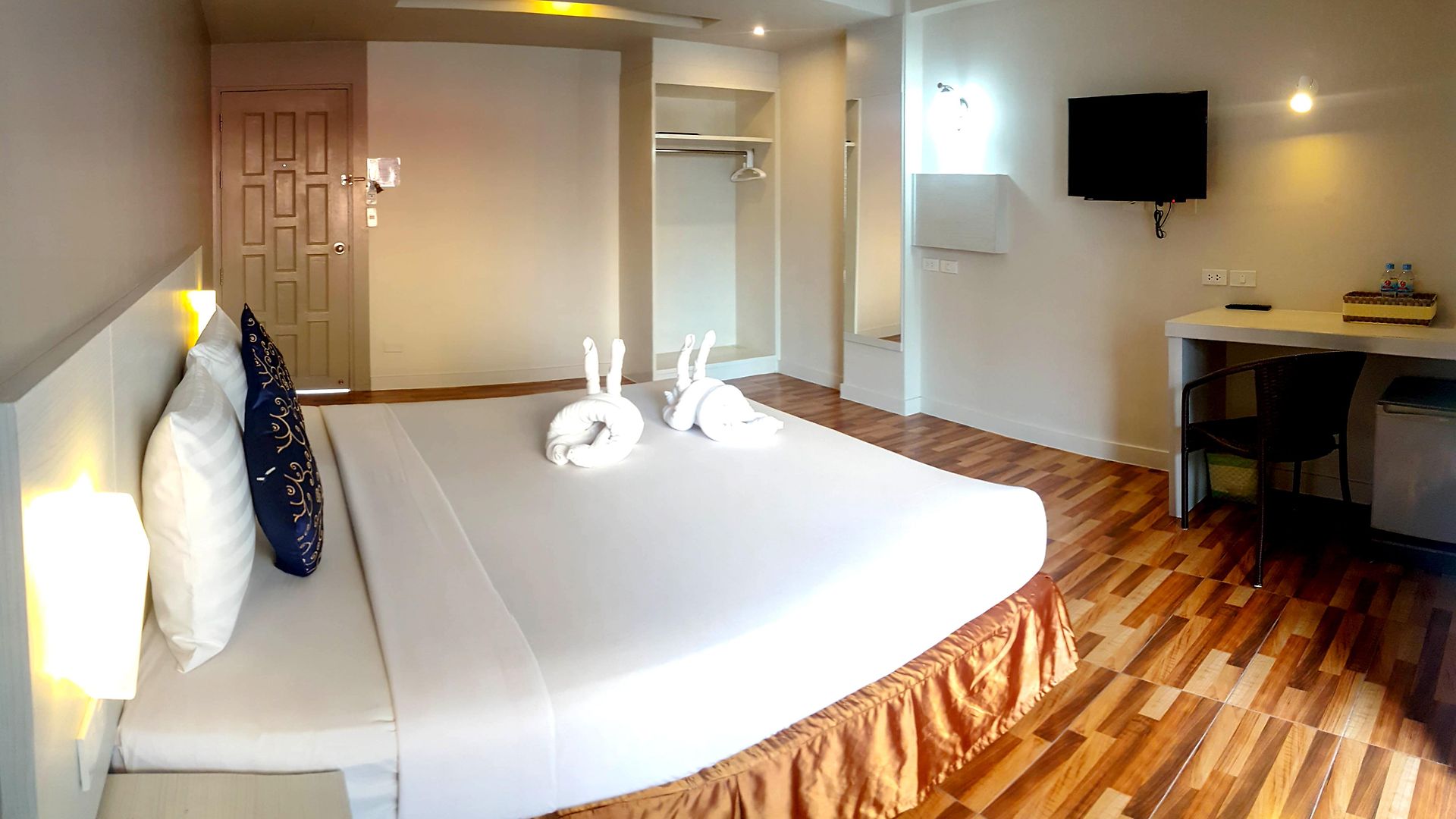 โรงแรมอีสท์ตินี่ โรงแรม 3*