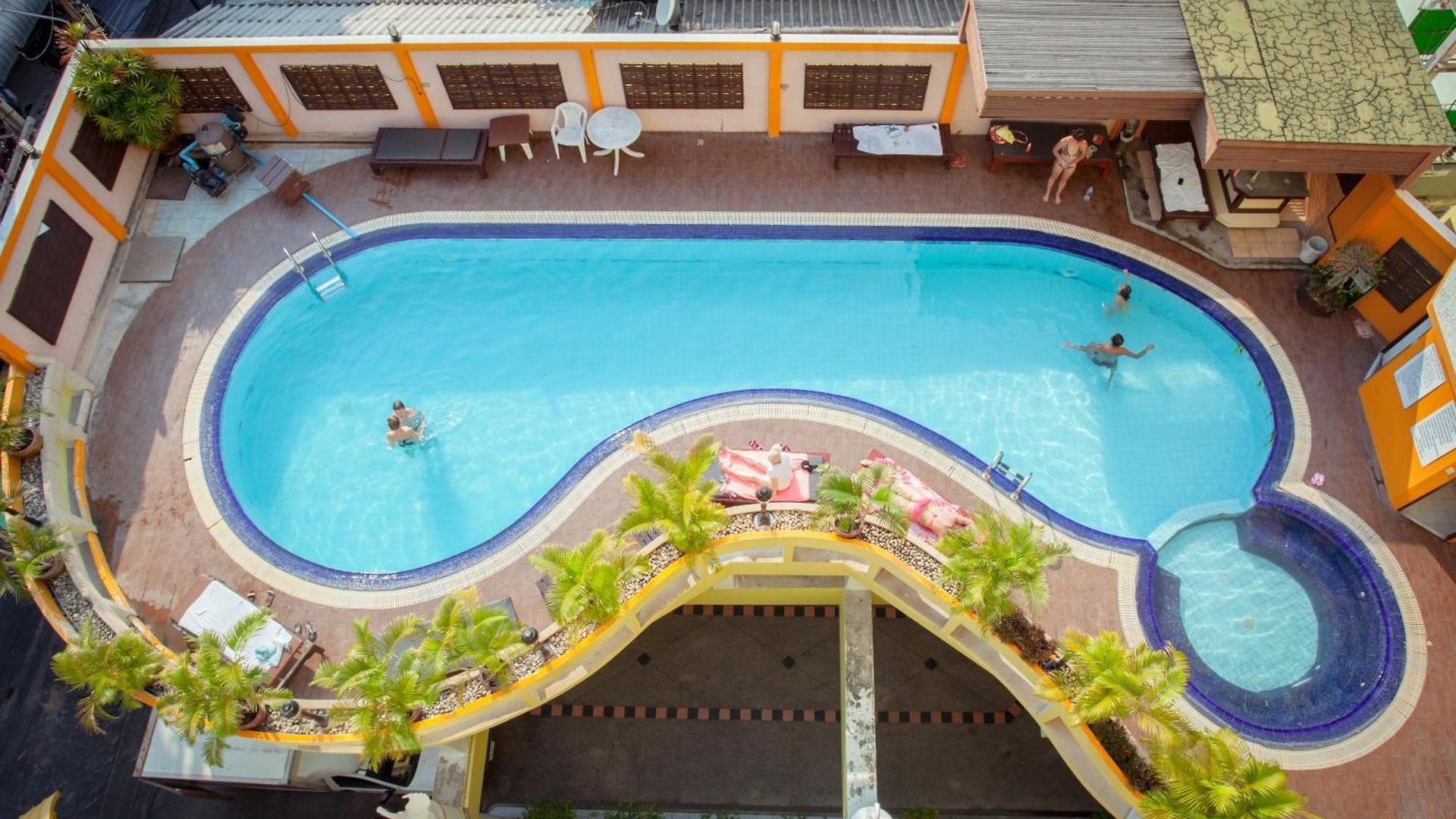 โรงแรมอีสท์ตินี่ โรงแรม 3*