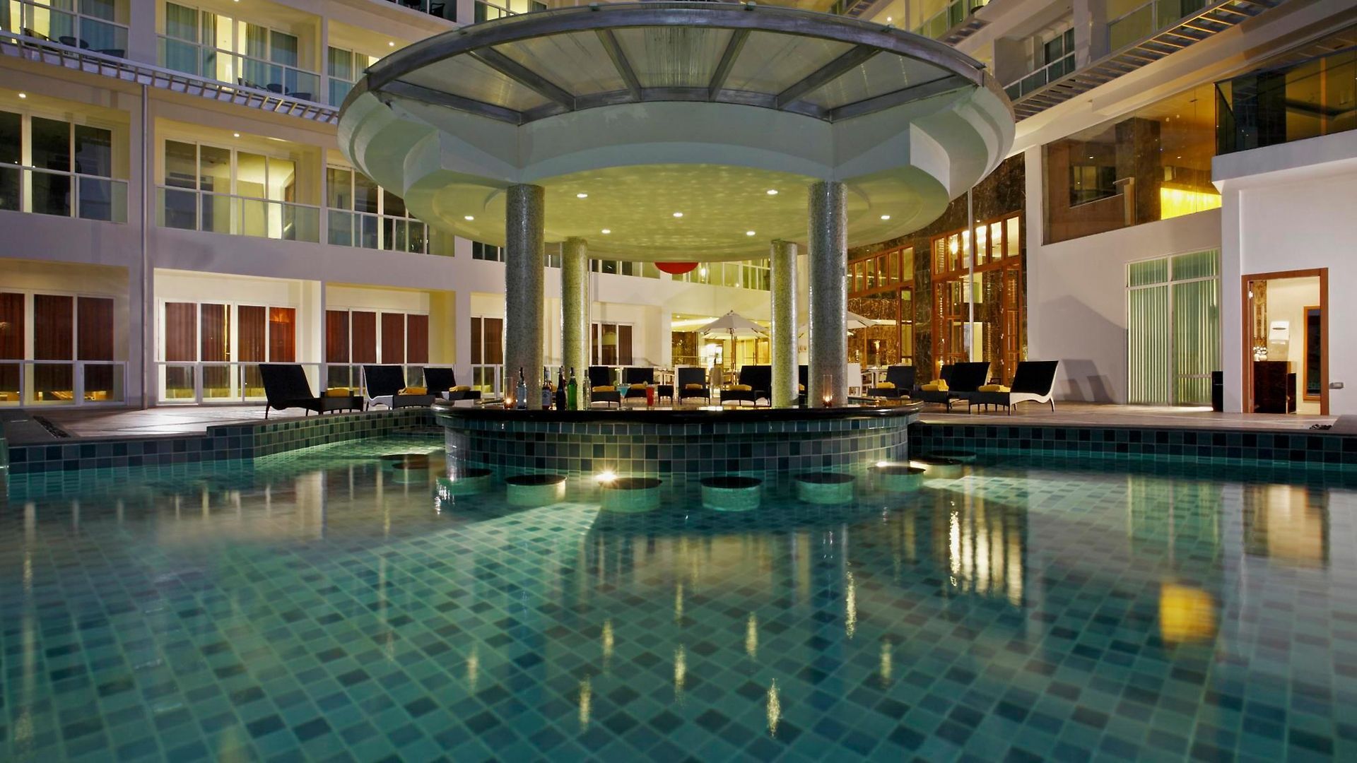 โรงแรม Centara Nova