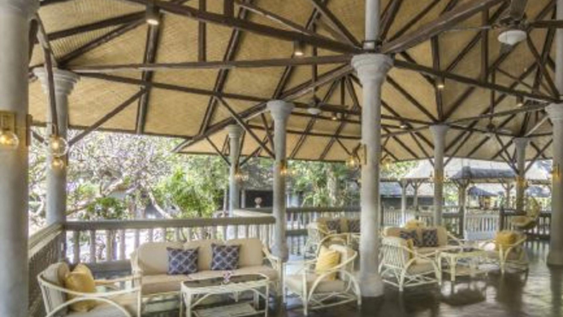 Let's Hyde & - Pool โรงแรม
