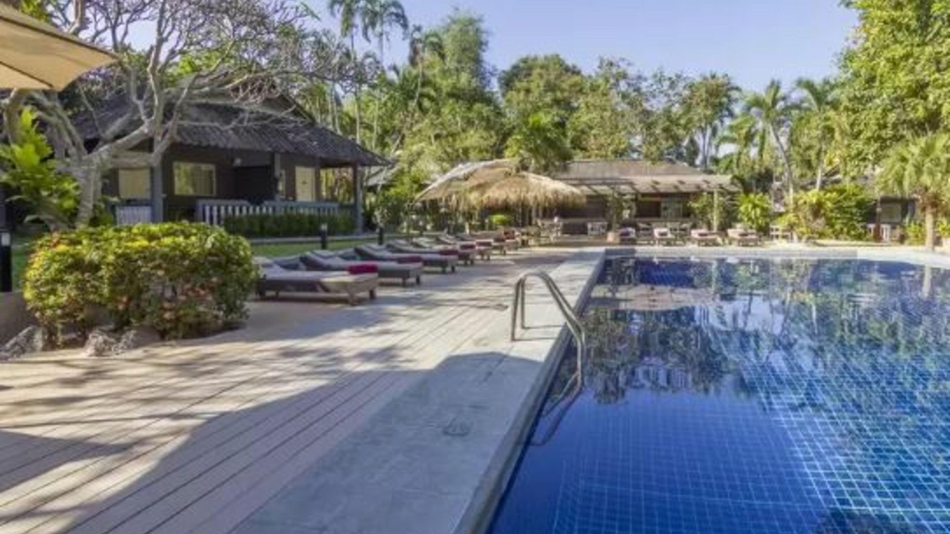 Let's Hyde & - Pool 4*