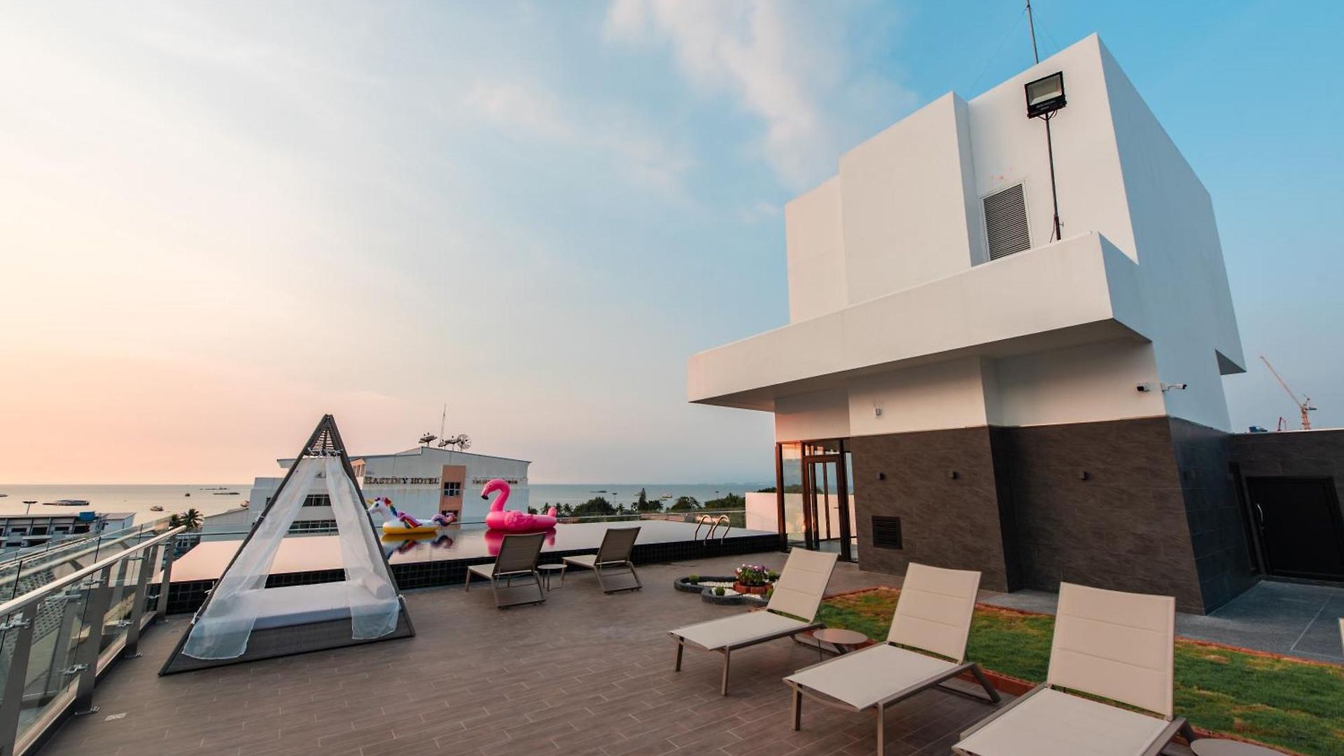แบควูดส์ โฮเทล พัทยา 5* Pattaya