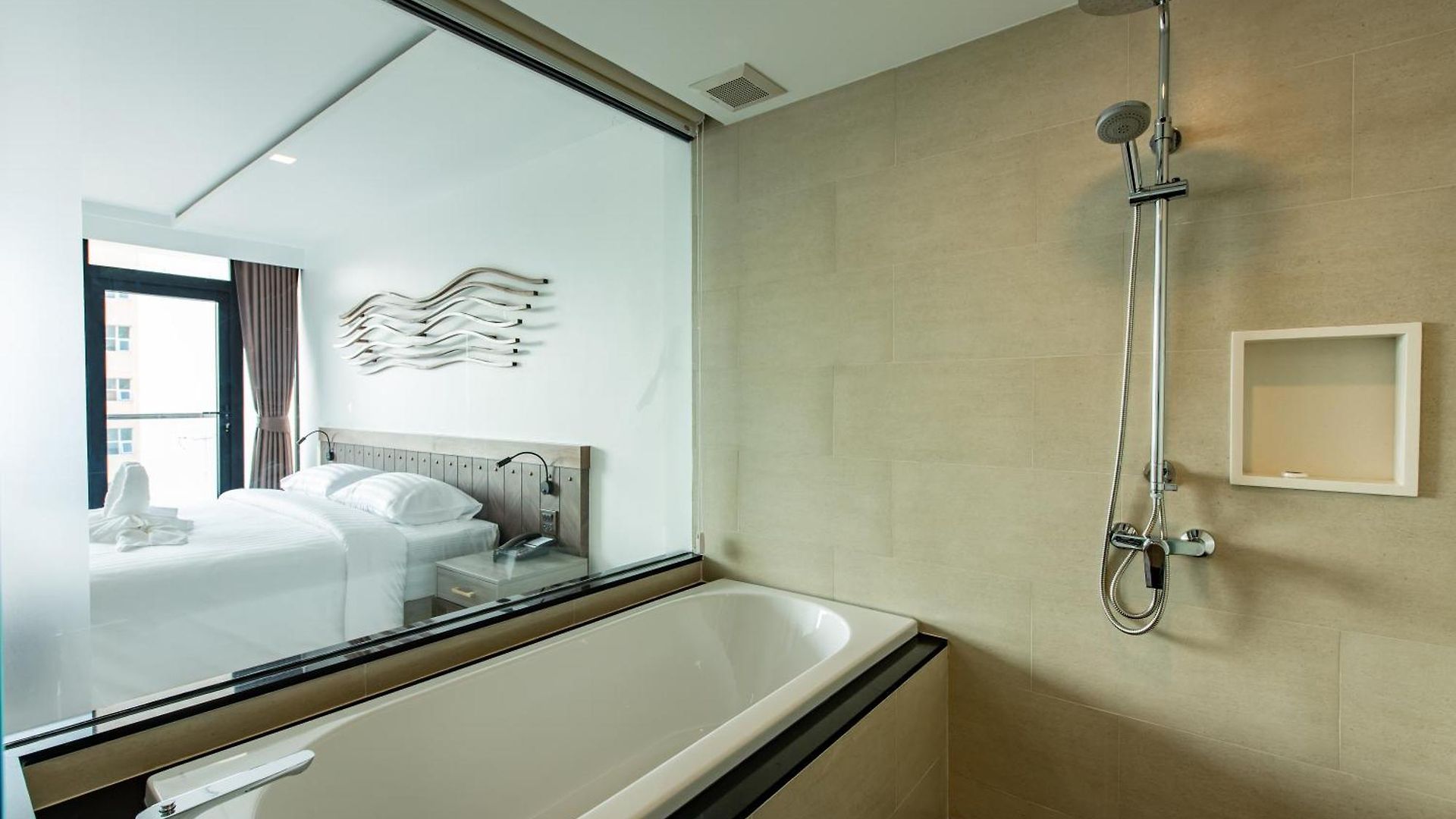 แบควูดส์ โฮเทล พัทยา โรงแรม 5*