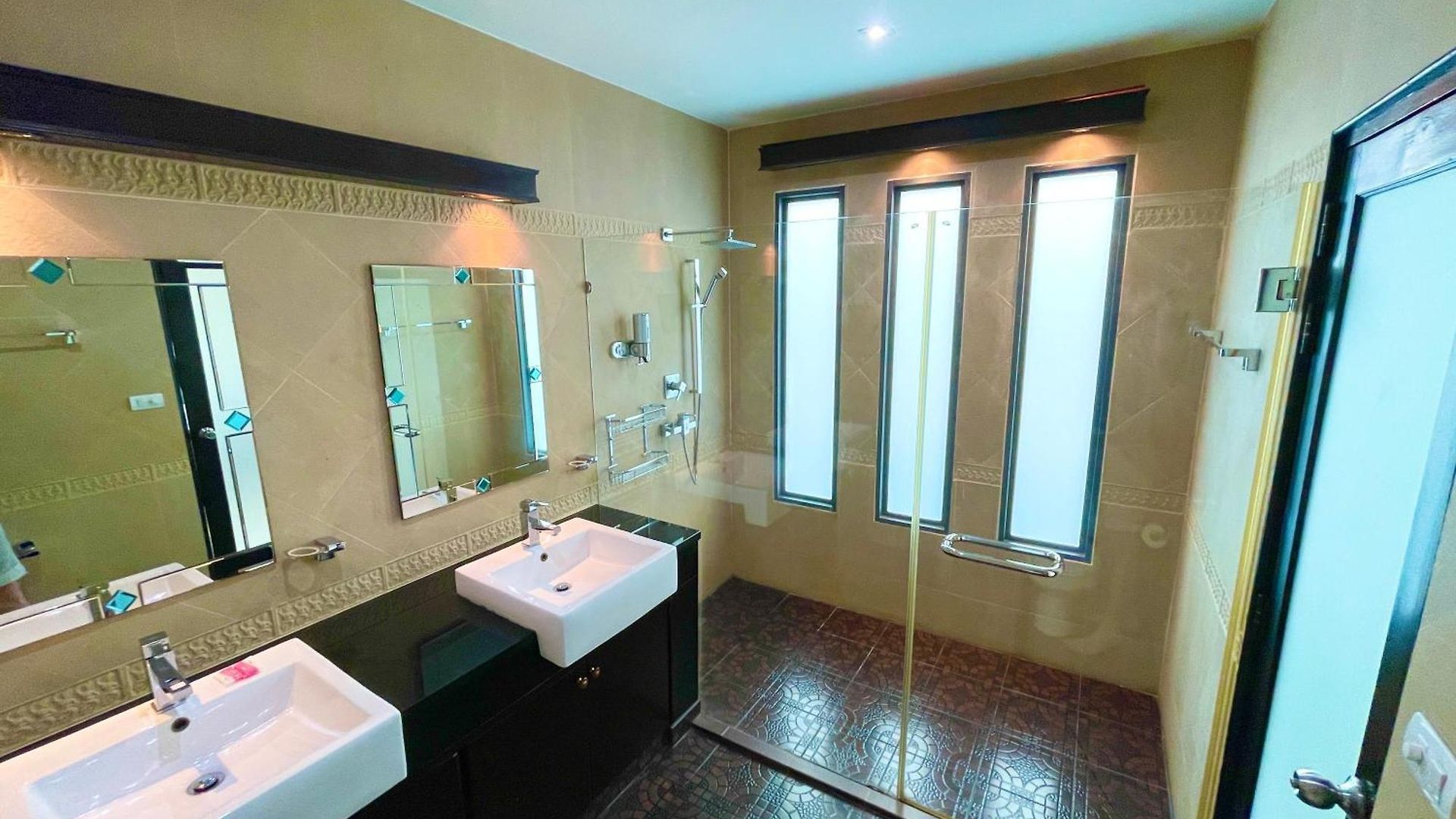 Private Pool & Jacuzzi Villa, Phratumnak, - 600m From The Beach, 711 Nearby วิลล่า *