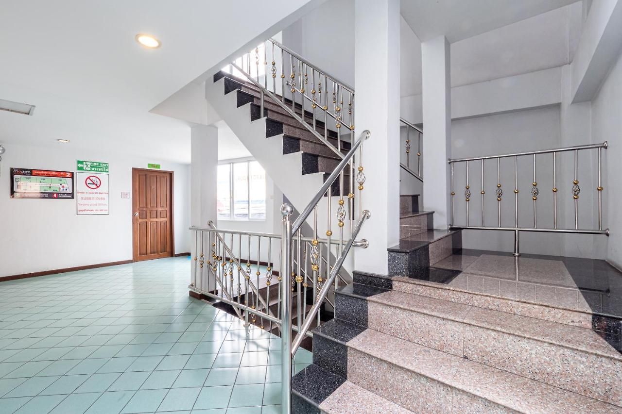 Hotel Reddoorz The Modern Place @