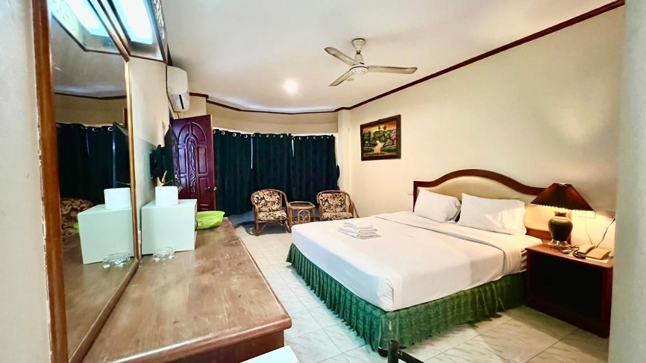 Lewiinski's 3* Pattaya