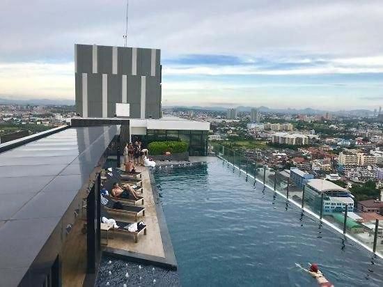 泰国芭提雅顶层无边游泳池公寓thebase健身房 Apartment *