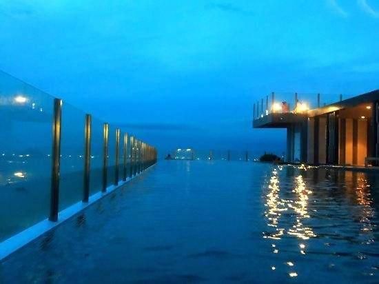 泰国芭提雅顶层无边游泳池公寓thebase健身房 Pattaya