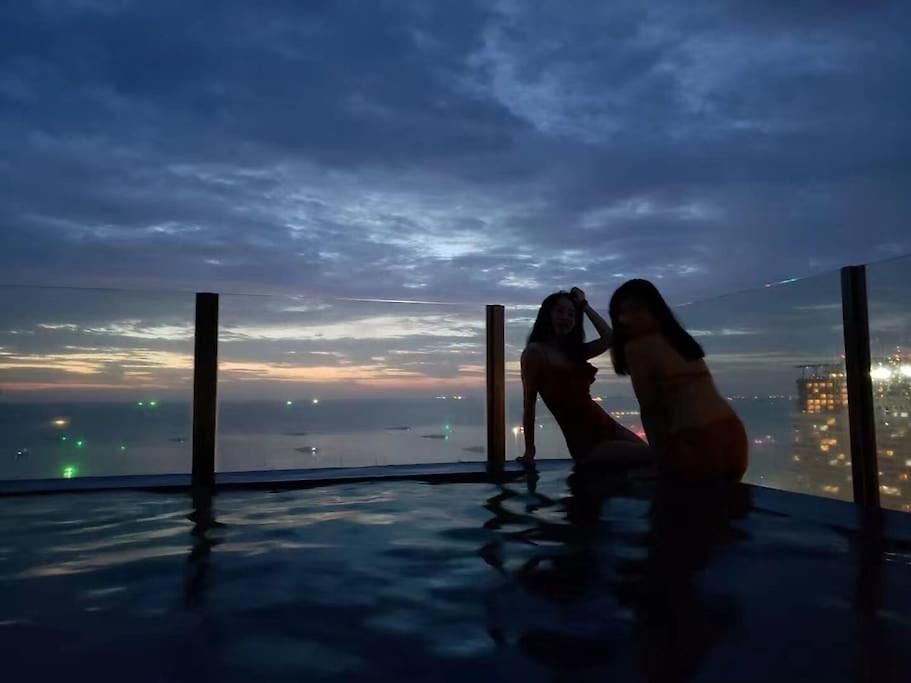 泰国芭提雅顶层无边游泳池公寓thebase健身房 Pattaya