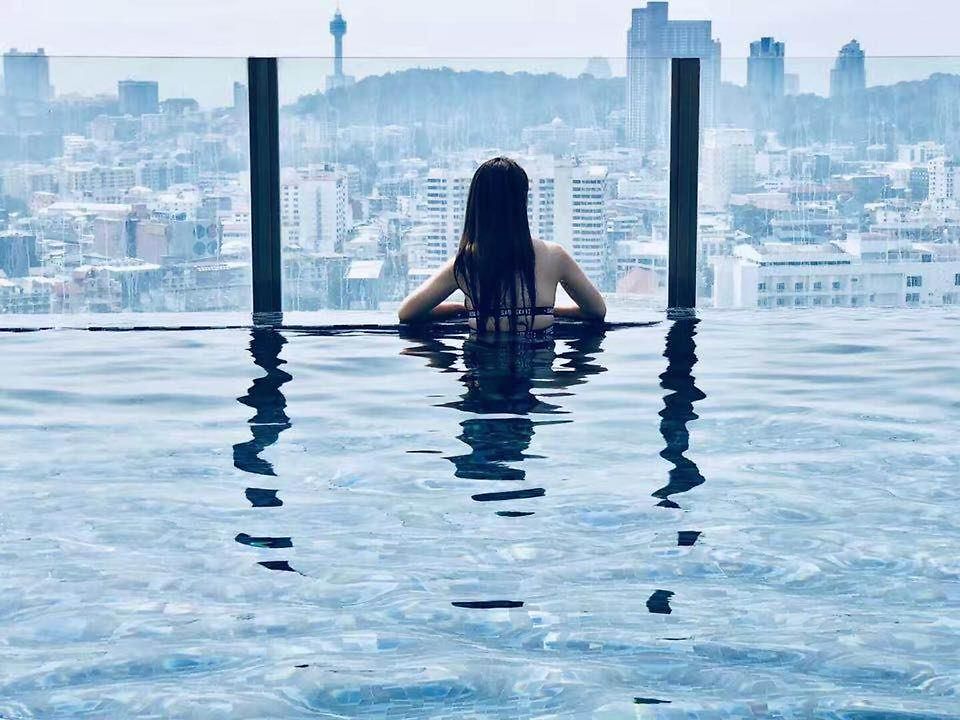 泰国芭提雅顶层无边游泳池公寓thebase健身房 Apartment