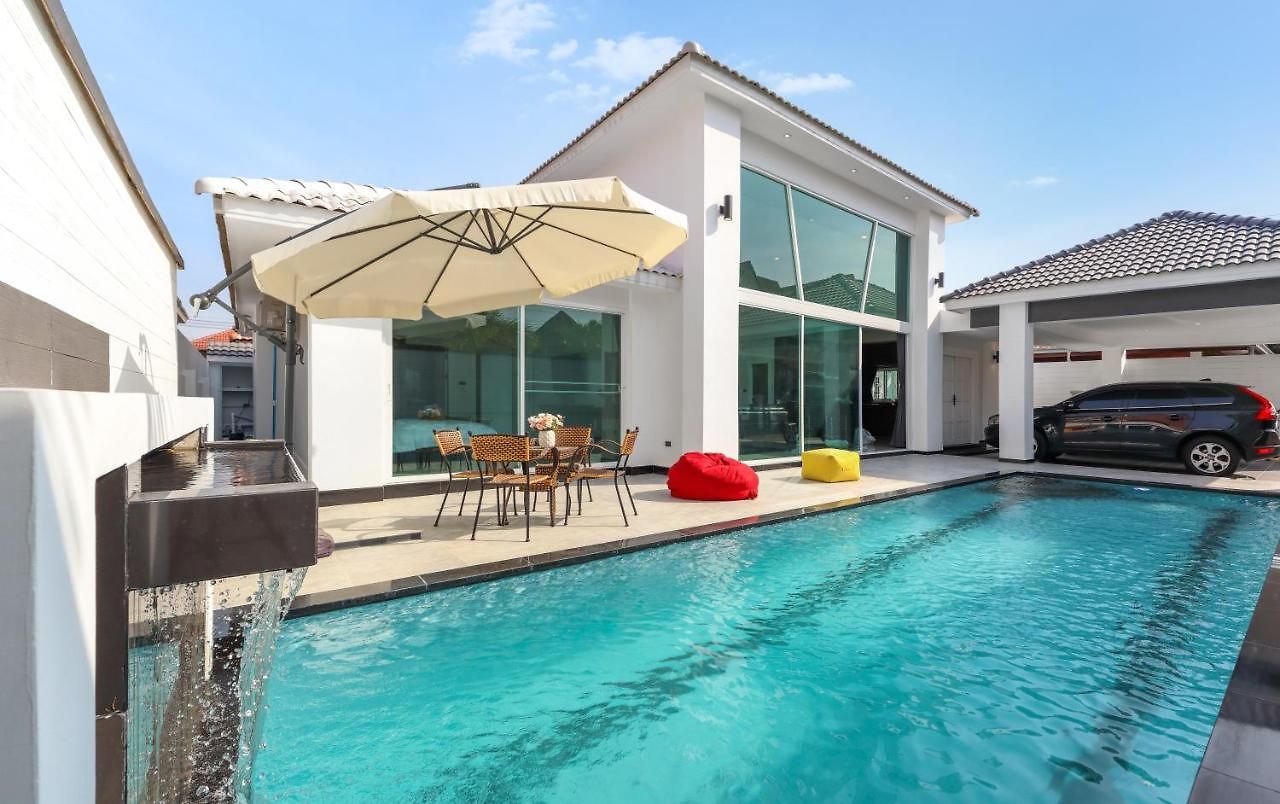 *city~house* 芭堤雅豪华泳池别墅近步行街 วิลล่า