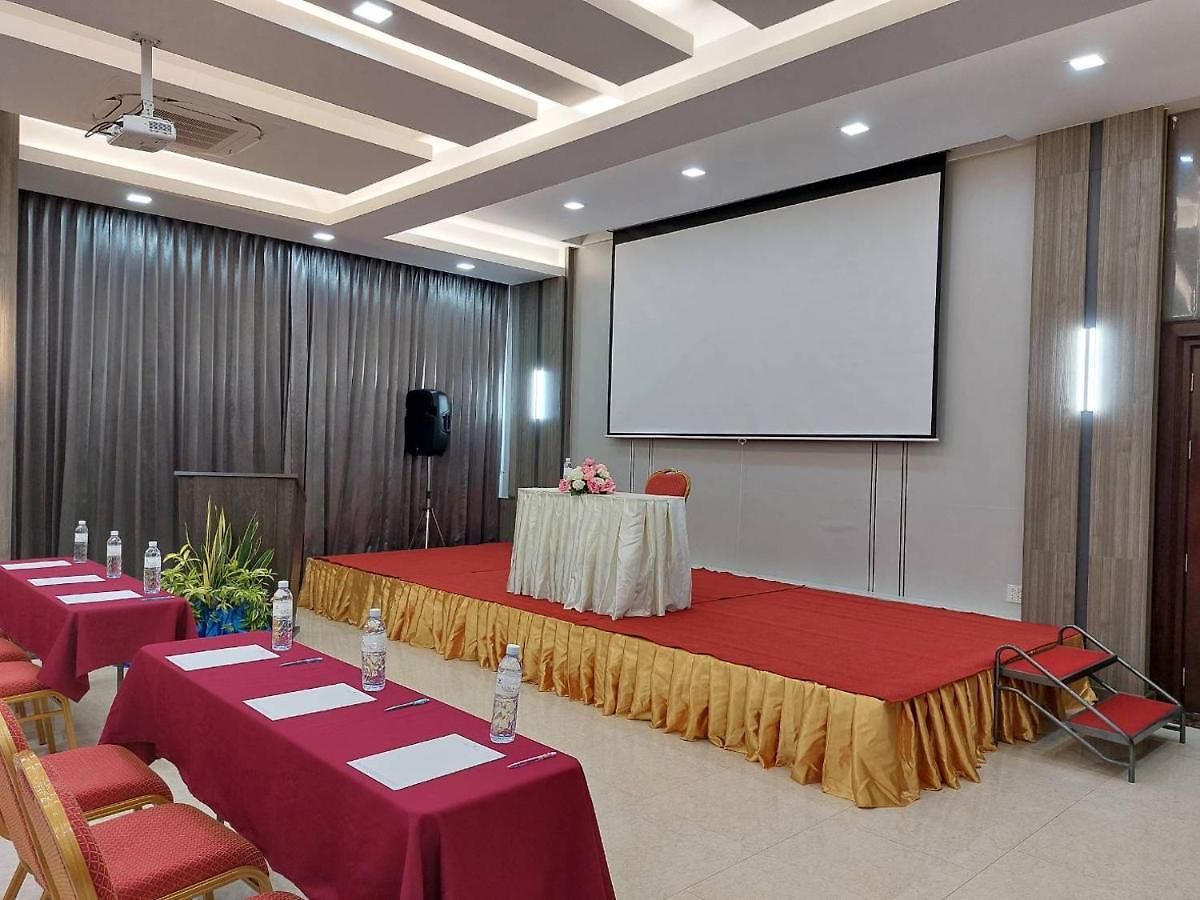 โรงแรม Vareena Palace 5*