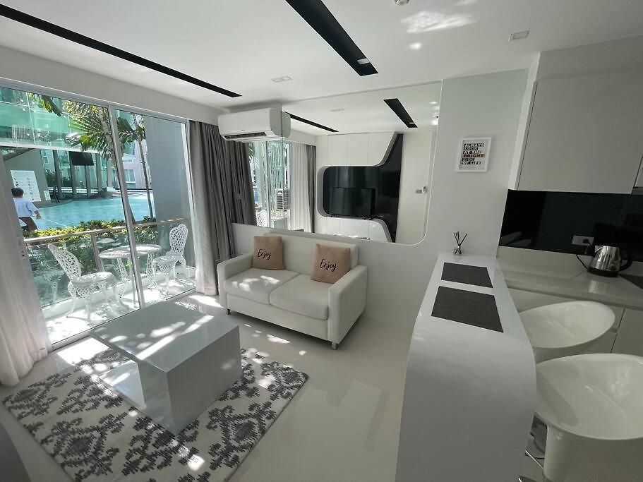 Stylish With Blazing Fast Fiber Internet, Pool, Sauna, Steam Room, Gym - Guest Friendly Apartment