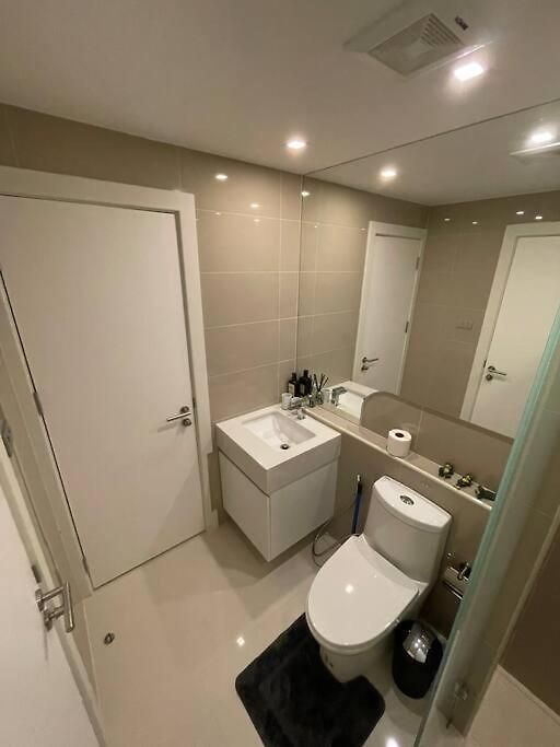 Stylish With Blazing Fast Fiber Internet, Pool, Sauna, Steam Room, Gym - Guest Friendly