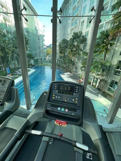 Stylish With Blazing Fast Fiber Internet, Pool, Sauna, Steam Room, Gym - Guest Friendly Apartment *
