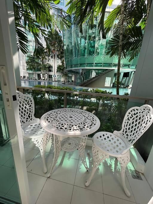 Stylish With Blazing Fast Fiber Internet, Pool, Sauna, Steam Room, Gym - Guest Friendly