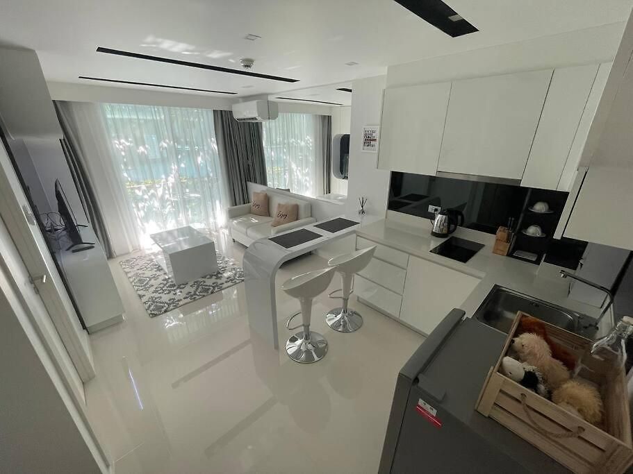 Stylish With Blazing Fast Fiber Internet, Pool, Sauna, Steam Room, Gym - Guest Friendly Apartment *