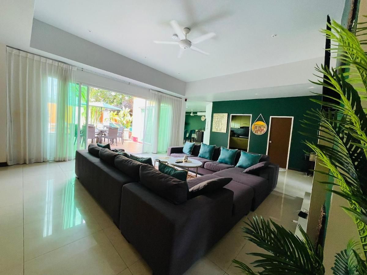 Rosewood Pool 1 โรงแรม Pattaya