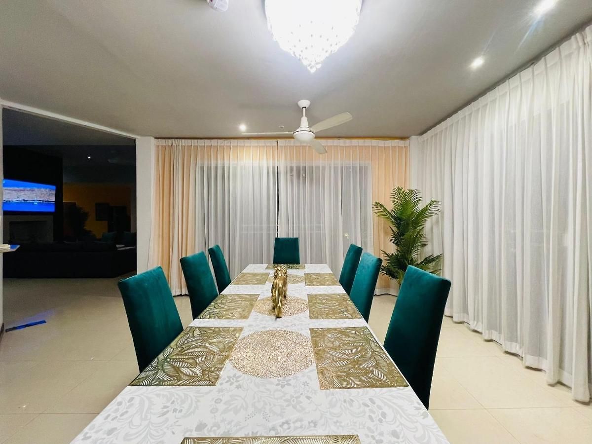 Rosewood Pool 1 โรงแรม *
