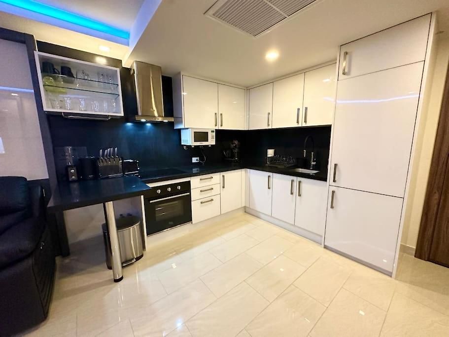 อพาร์ทเม้น Large Luxury - Centre - Grand Avenue Residences, Pool View - 716