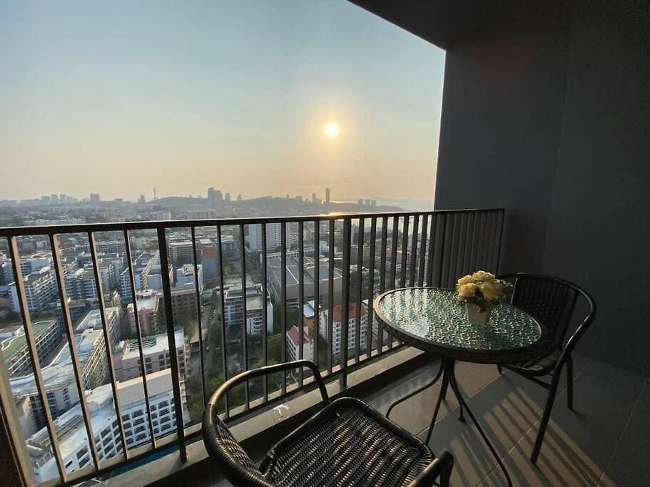 The Base 2bed King&queen Sky Seaview & Infinity Pool อพาร์ทเม้น