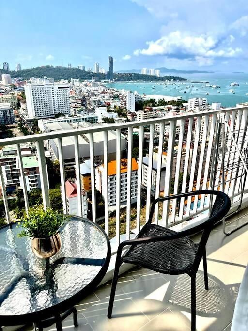 อพาร์ทเม้น Base Long Balcony King-bed With Infinity Pool *