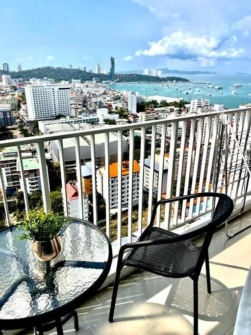 อพาร์ทเม้น The Base Long Balcony King-bed With Infinity Pool & Free Netflix Pattaya