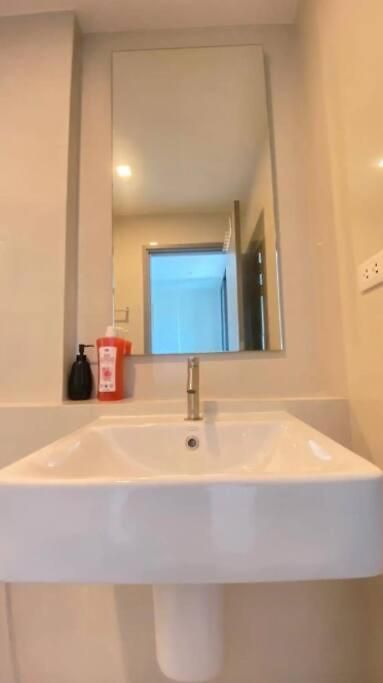 อพาร์ทเม้น Base Quiet King-bed With Infinity Pool & Free Netflix!