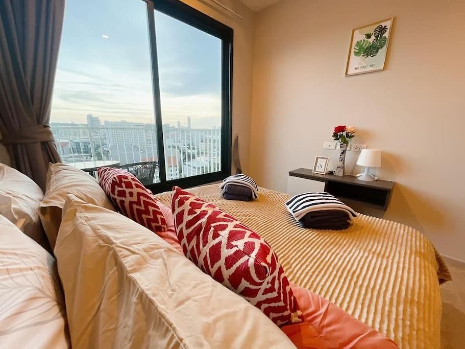 อพาร์ทเม้น Base Long Balcony King-bed With Infinity Pool Pattaya