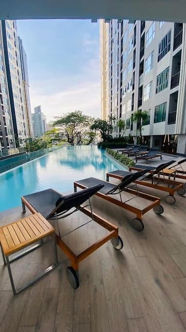 อพาร์ทเม้น Base Huge 2bed King&queen With Infinity Pool & Free Netflix!