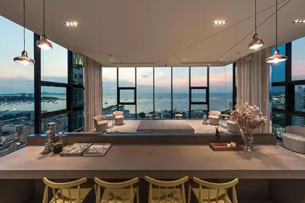 อพาร์ทเม้น The Base Quiet King-bed With Infinity Pool & Free Netflix *