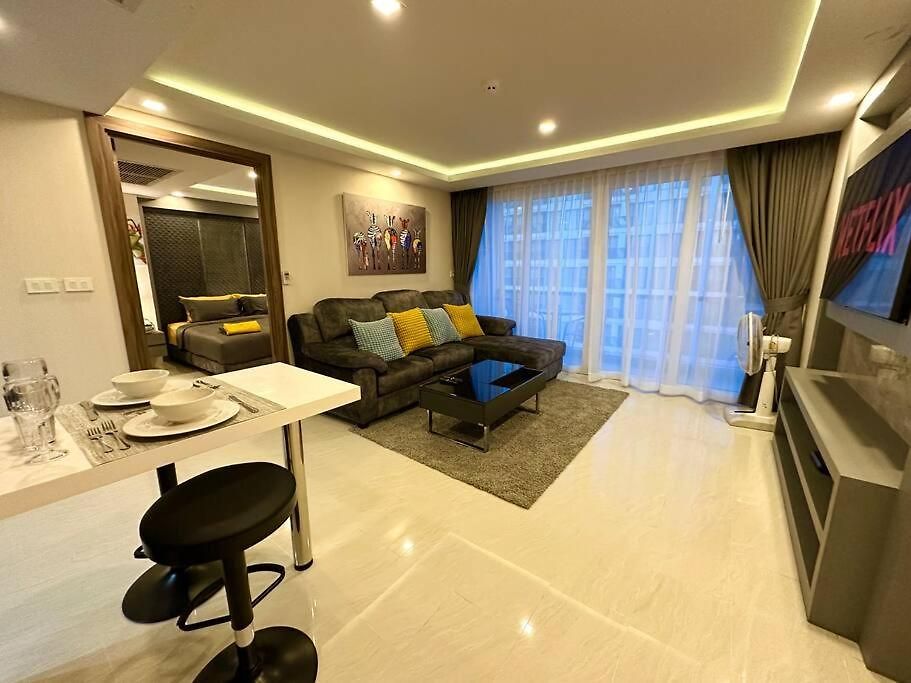 Large Luxury - Centre - Grand Avenue Residences - 501