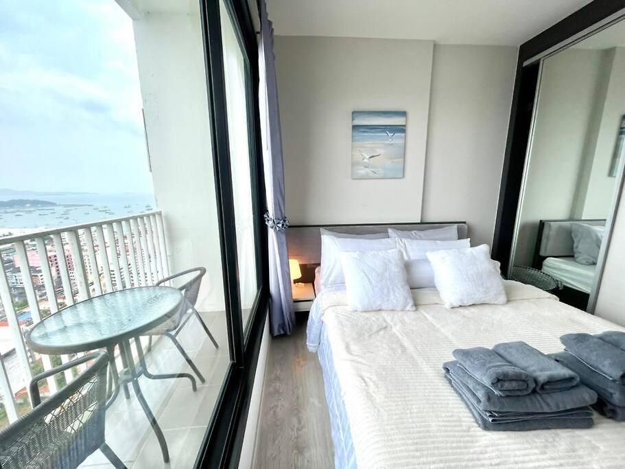 The Base Long Balcony King-bed With Infinity Pool & Free Netflix อพาร์ทเม้น *