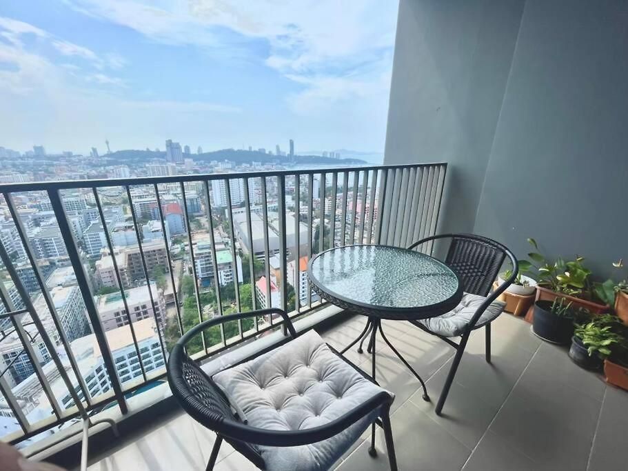 อพาร์ทเม้น The Base 2bed King&queen Sky Seaview & Infinity Pool Pattaya