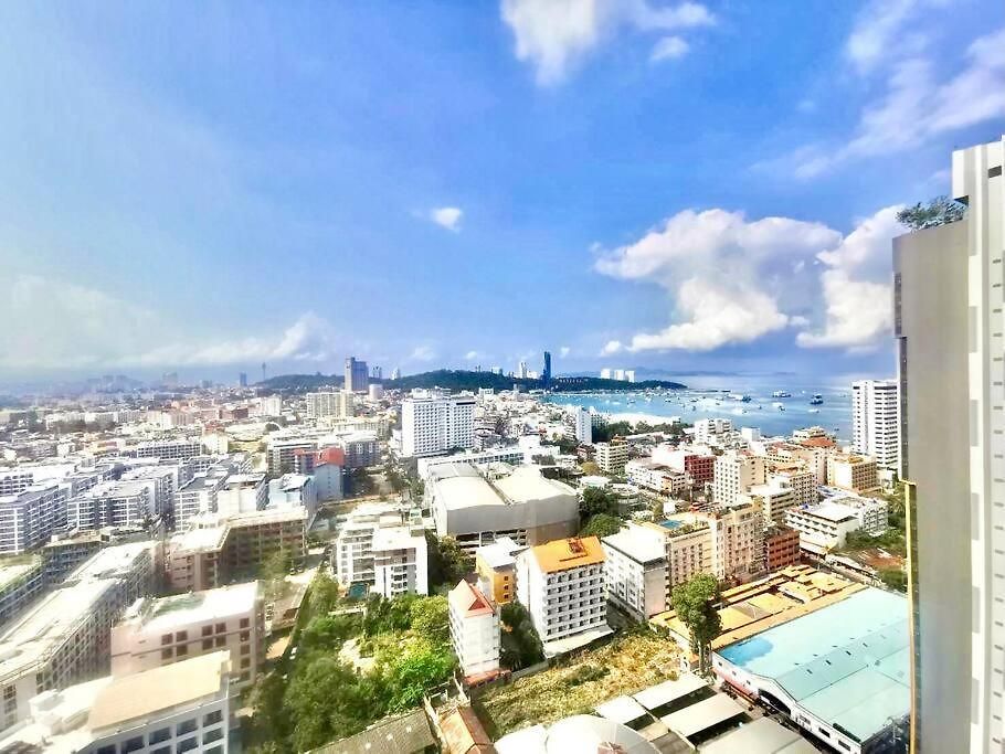 อพาร์ทเม้น Base Long Balcony King-bed With Infinity Pool