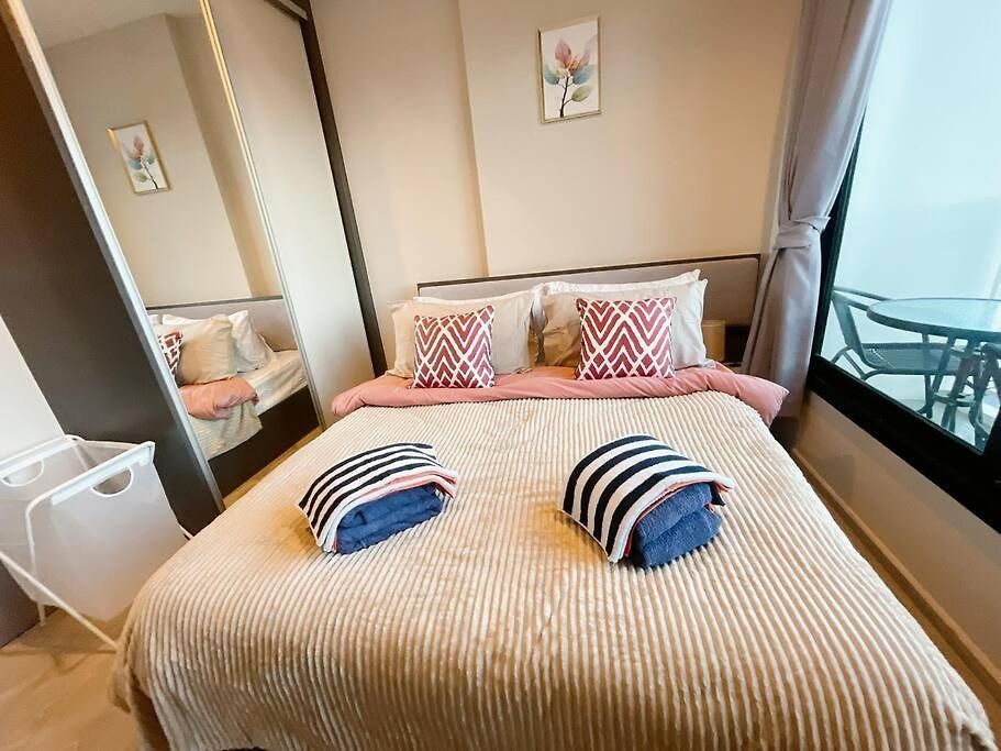 อพาร์ทเม้น Base Long Balcony King-bed With Infinity Pool Pattaya