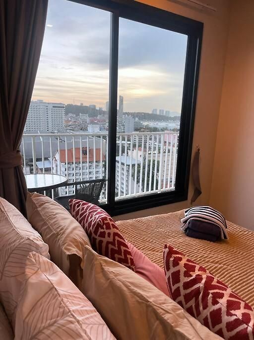Base Long Balcony King-bed With Infinity Pool อพาร์ทเม้น